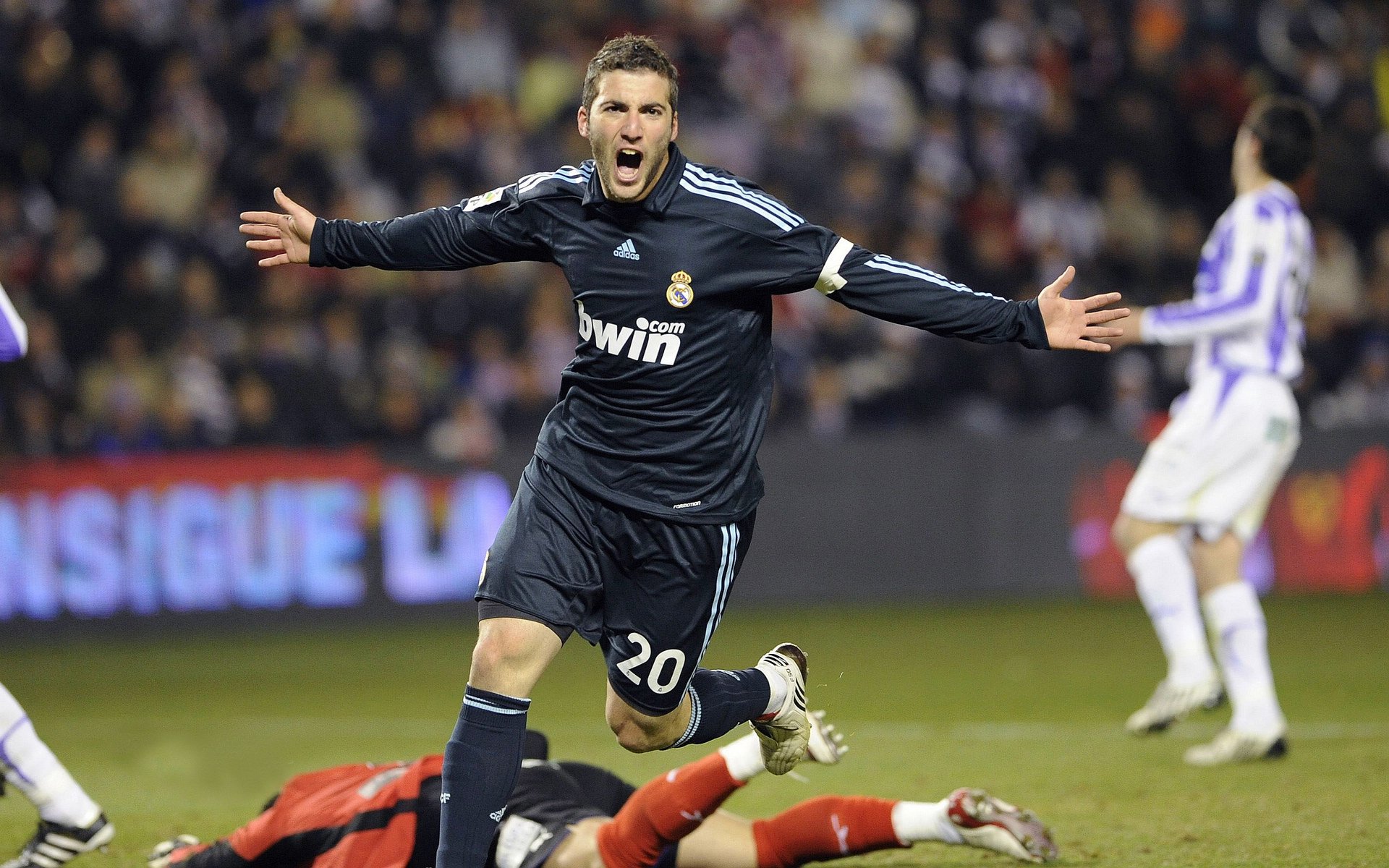 尼日利亚横扫尼斯，迪巴拉在西甲国家德比接管比赛，足球世界的平行叙事